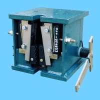正品电梯配件安全钳QJB1500  额定速度（V）：0.25-1.5m/s 总允许质量（P+Q）：≤1500kg  导轨宽度（B）：5mm、10mm 　　提拉臂位置：左置、右置
